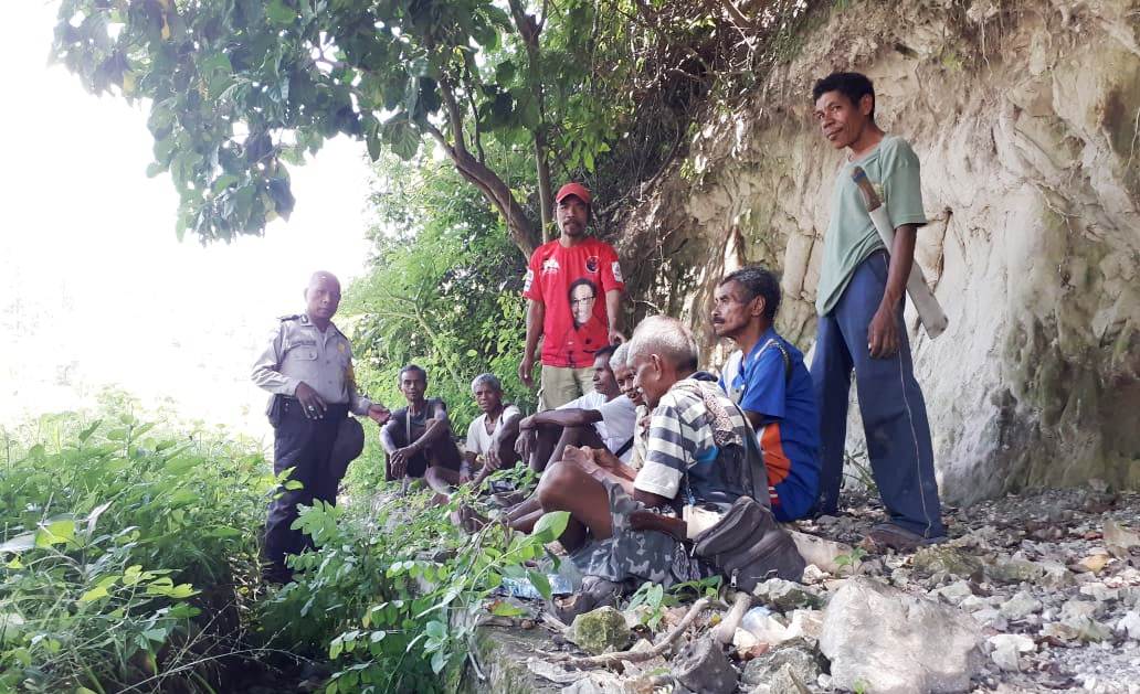 Sambangi Para Petani, Bhabinkamtibmas Beri Tips Bercocok Tanam Yang Baik