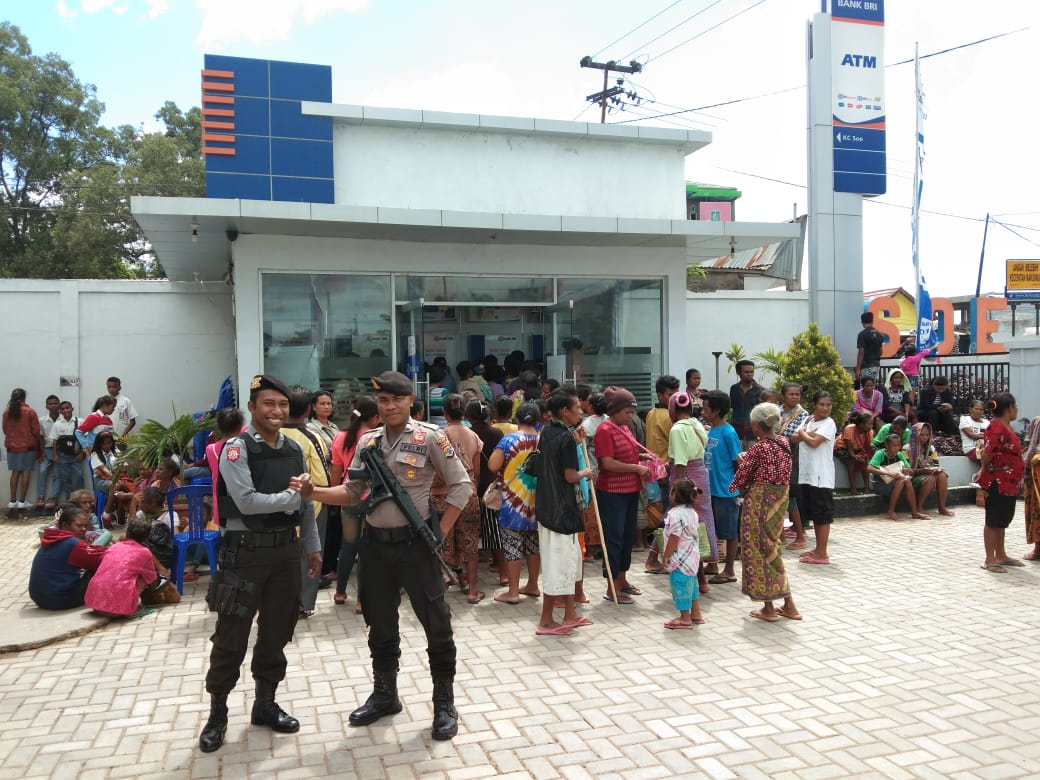 Pam Pendistribusian Bansos oleh Personil Polres TTS