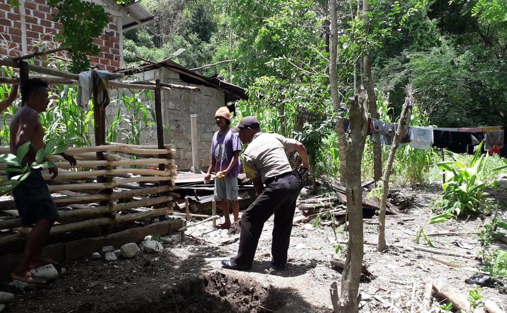 Peduli Warga Binaannya, Bhabin Bantu Warga Yang Sedang  Sedang Beraktifitas