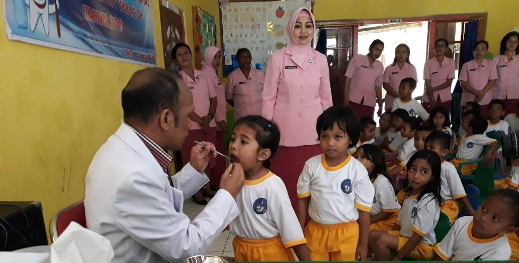 Jelang HUT YKB, Bhayangkari Cab. Polres TTS Gelar Pemeriksaan Gigi Bagi Siswa TK
