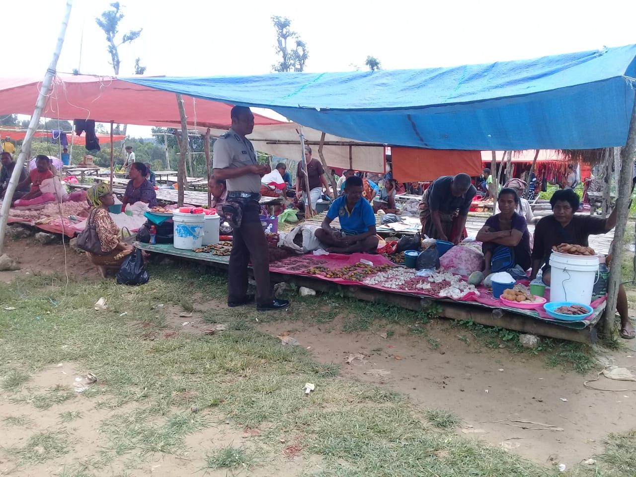 BhabinKamtibmas Sambangi Warga Penghuni Pasar Mingguan