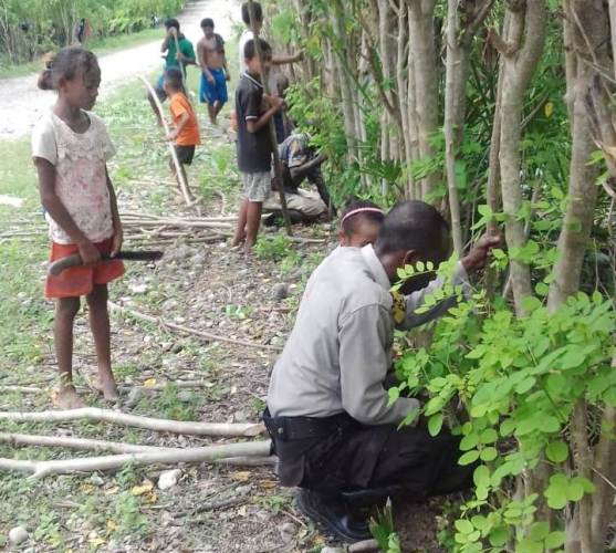 Meringankan Pekerjaan Warga, Bhabinkamtibmas Ikut Serta Bergotong Royong