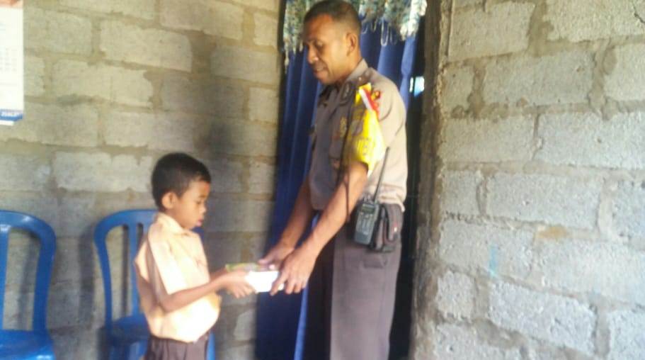 Peduli Akan Sesama, Bhabinkamtibmas Beri Seperangkat Alat Tulis kepada Siswa SD