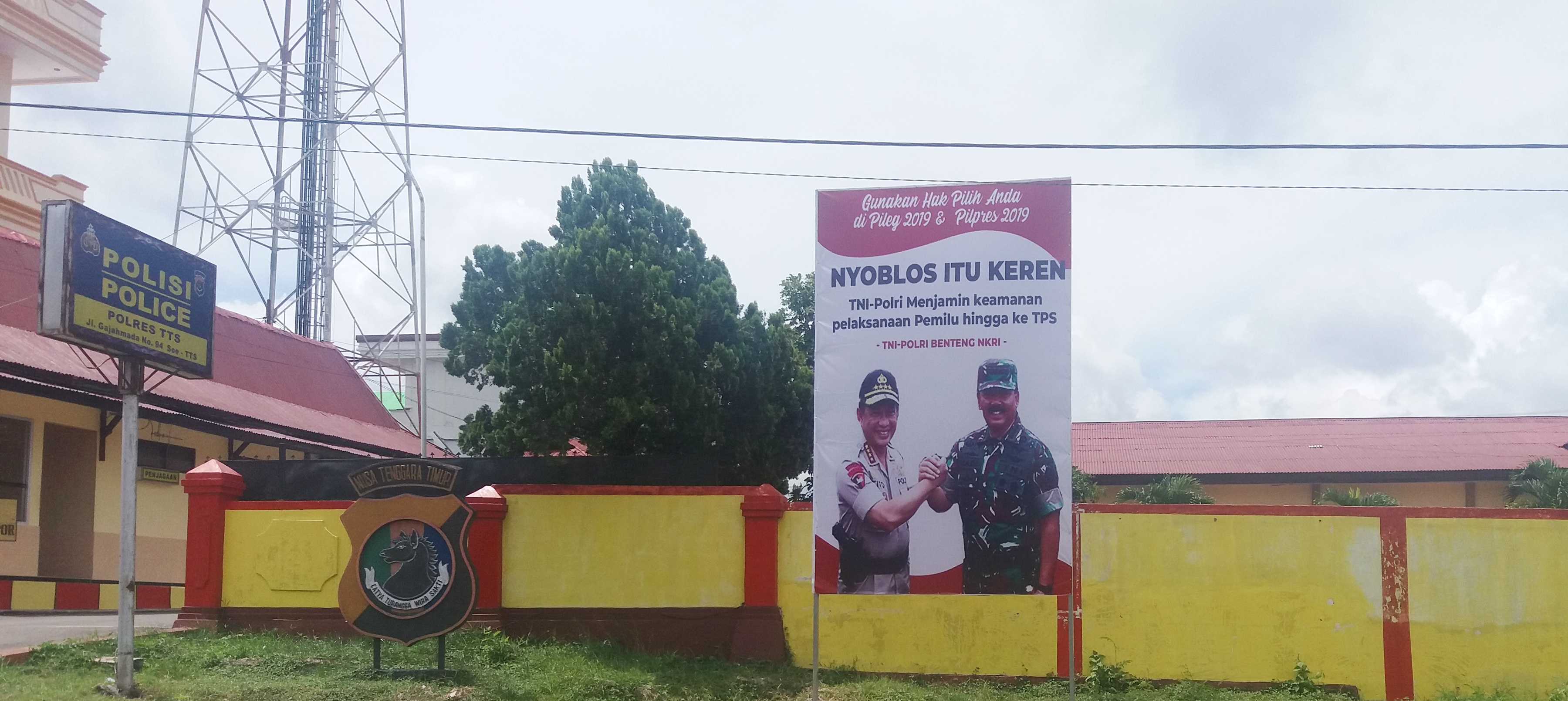 Polres TTS Pasang Spanduk Sinergitas TNI-Polri di Depan Mako Polres TTS