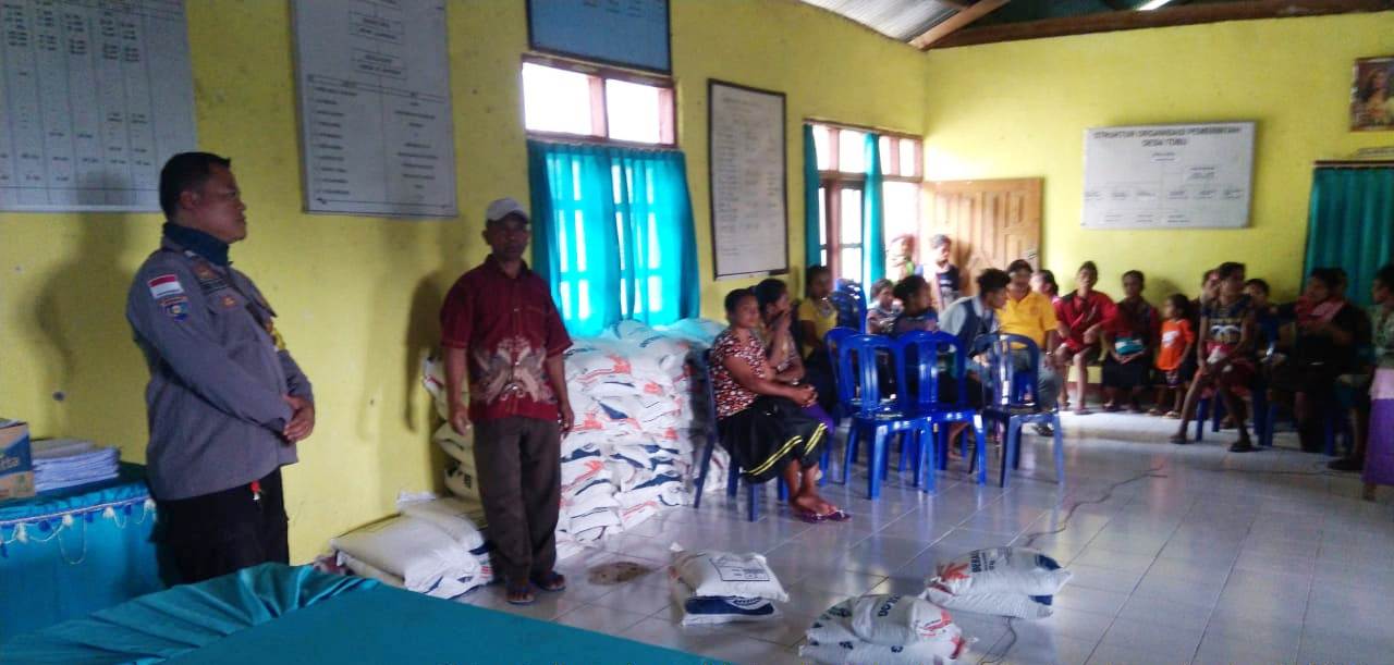Pembagian Bansos, Bhabinkamtibmas Melaksanakan Monitoring