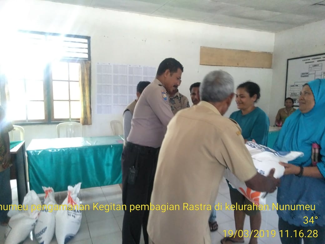 Bhabinkamtibmas Hadiri Pembagian Bansos