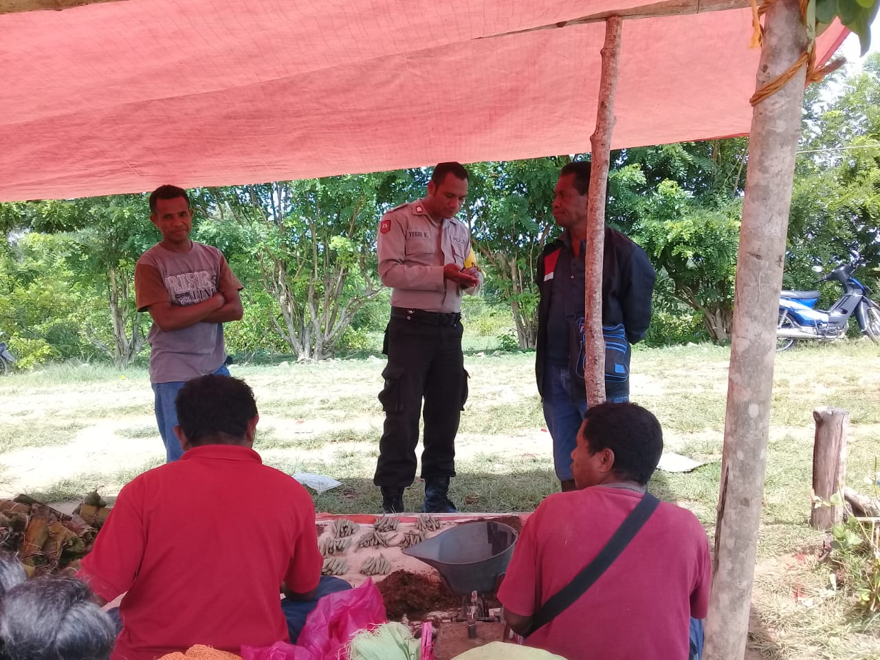Bhabinkamtibmas Patroli dan Sambang ke Pasar Mingguan