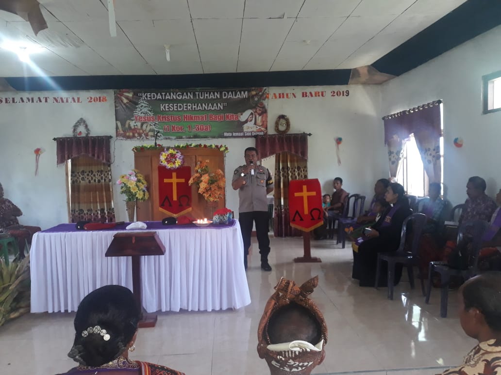 Hadiri Ibadah Di Gereja, Kapolsek Amanatun Utara Sampaikan Pesan Kamtibmas