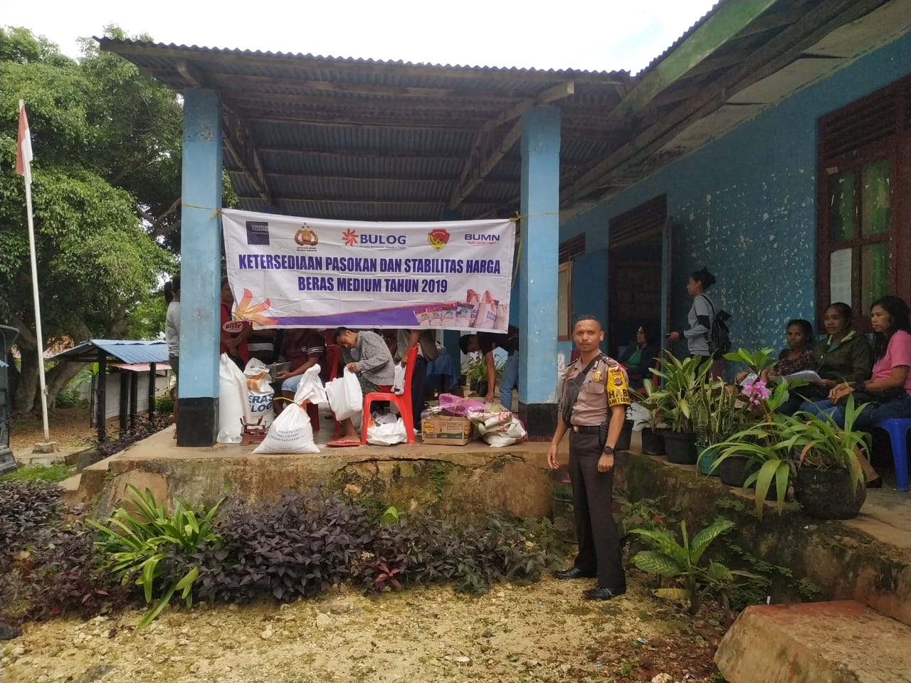 Gelar Pasar Murah, Bhabinkamtibmas Melaksanakan Pengamanan