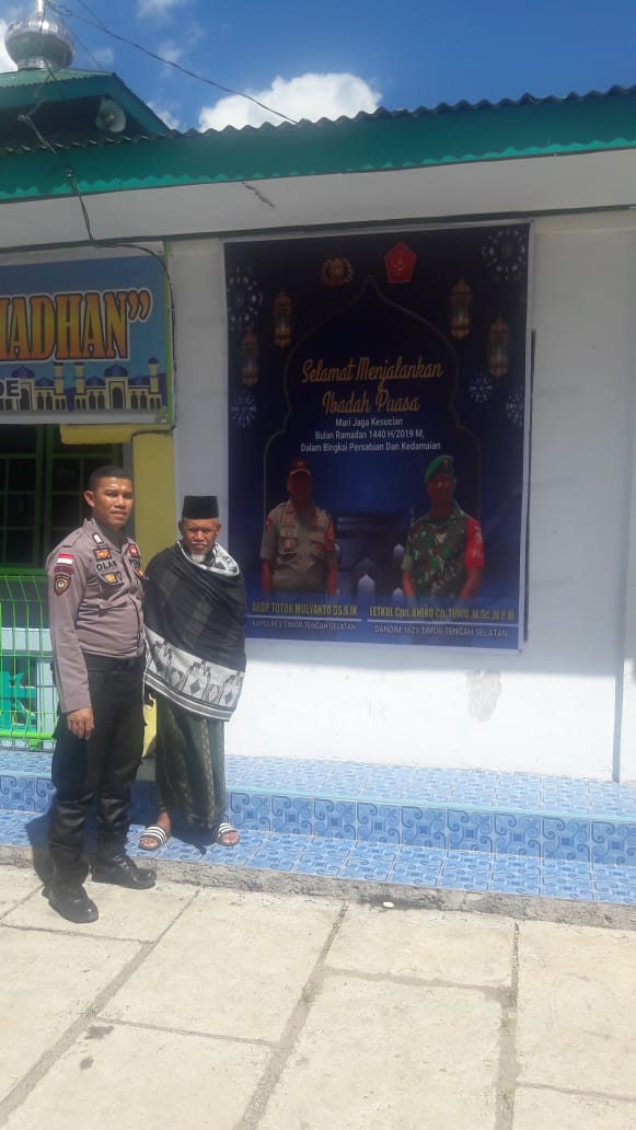 Polres TTS : Pemasangan Spanduk Ucapan Selamat Menunaikan Ibadah Puasa