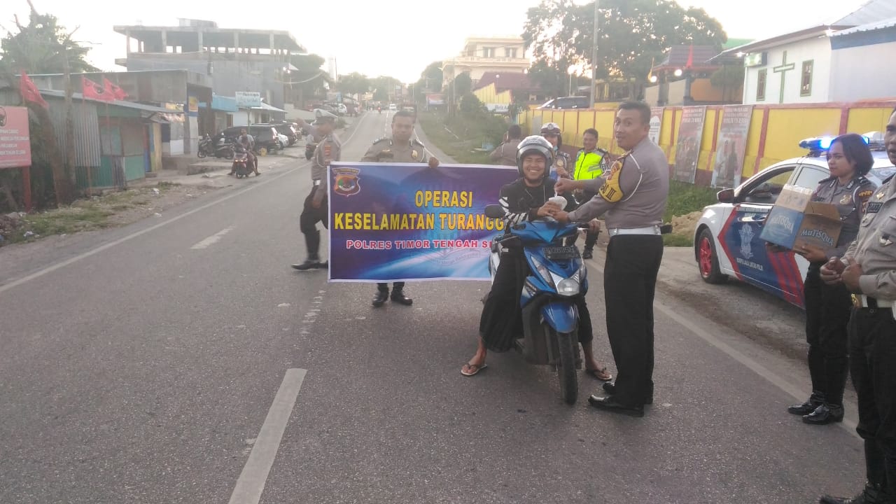 Bagikan Takjil, Sat Lantas Polres TTS Sosialisasi Kamseltibcarlantas