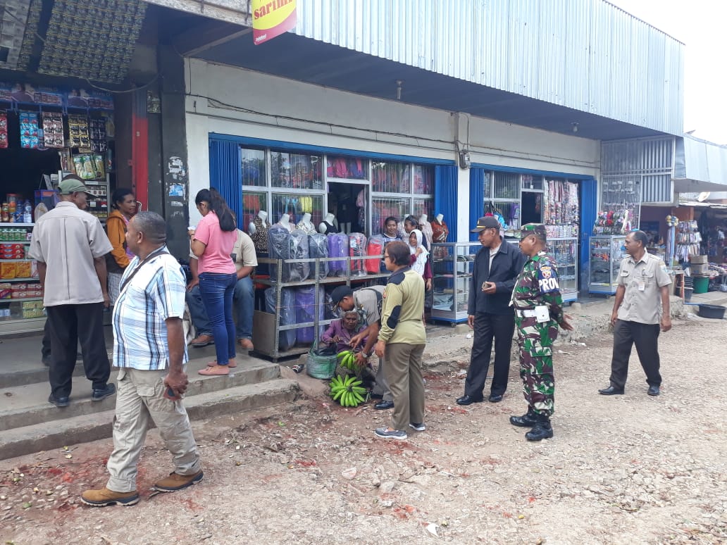 Penertiban dan Penataan Pasar , Personil Polres TTS Melaksanakan Pengamanan