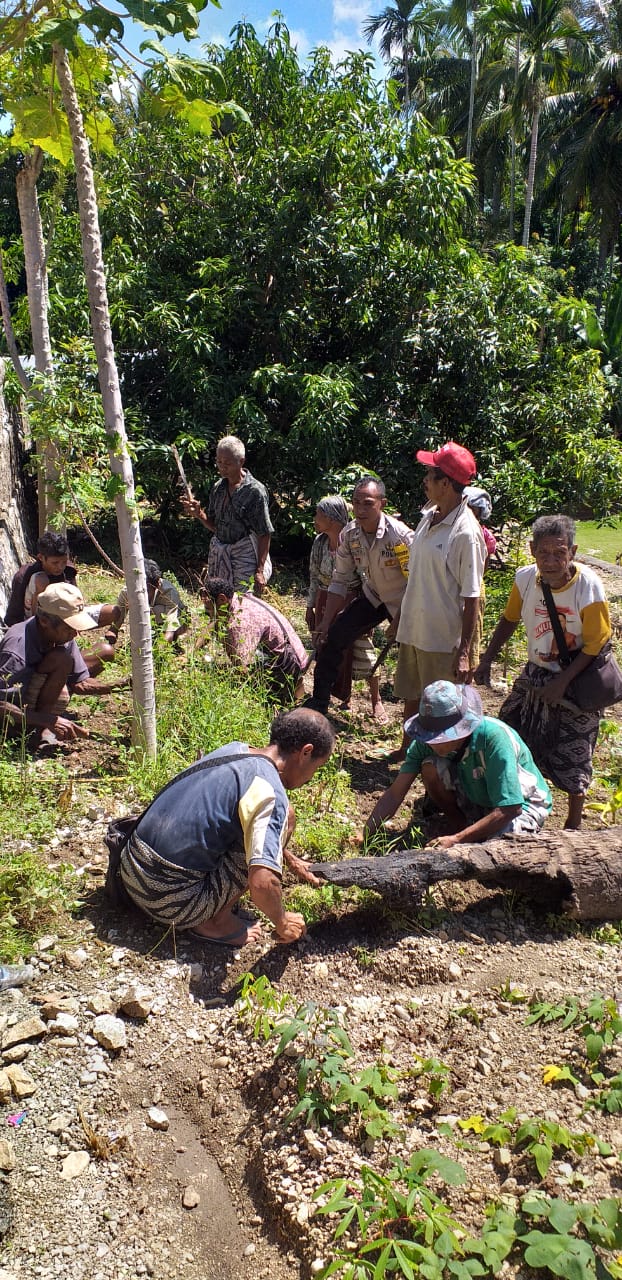 Gotong Royong Bersama Warga, Bhabinkamtibmas Bersihkan Sampah Di Halaman Gereja
