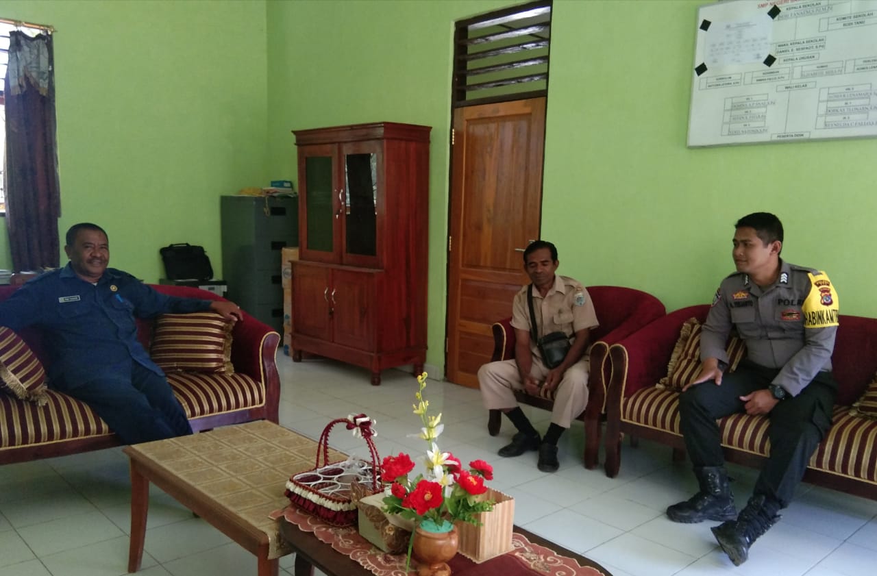 Bhabinkamtibmas Polsek Batu Putih Sambangi Kepala Sekolah SMP Boetuka