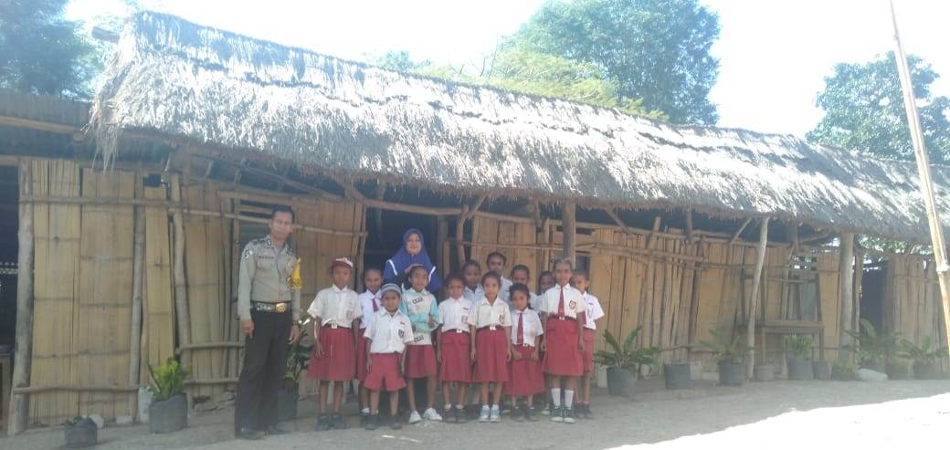 Meningkatkan kecintaan anak terhadap Polri, Bhabinkamtibmas Sambangi Pelajar SD