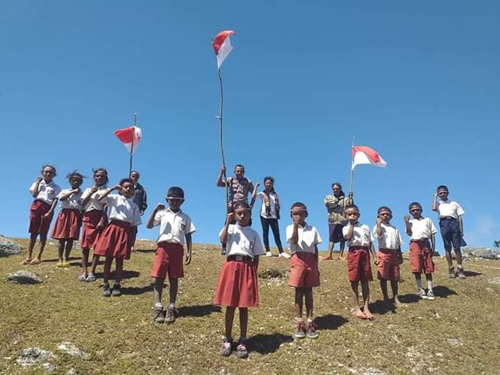 Tumbuhkan Rasa Cinta NKRI, Aipda Adi Ajak Pelajar Kibarkan Bendera Merah Putih Merah Putih Di Puncak Gunung Wisata Alam Alam Ulan TTS