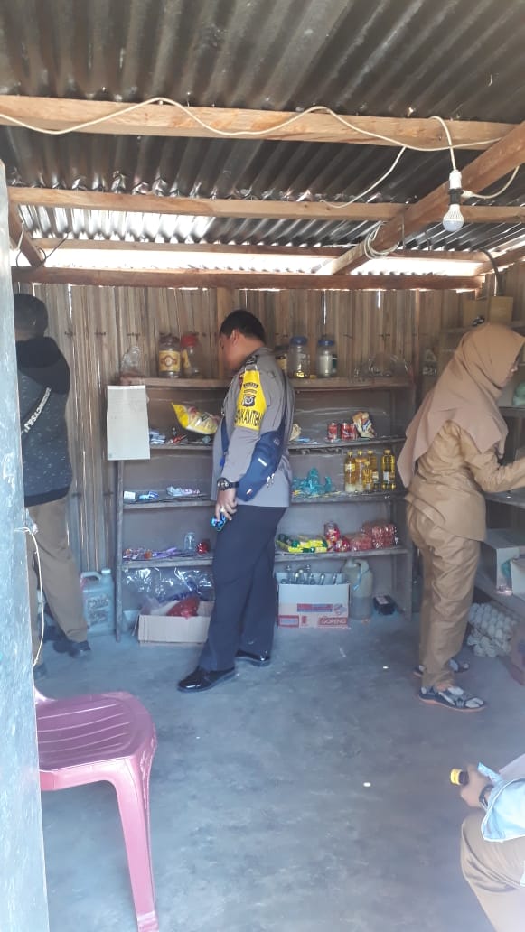 Cegah produk sembako yang kadaluarsa, Bhabinkamtibmas dan Tim Kesehatan Melaksanakan pemeriksaan Sembako