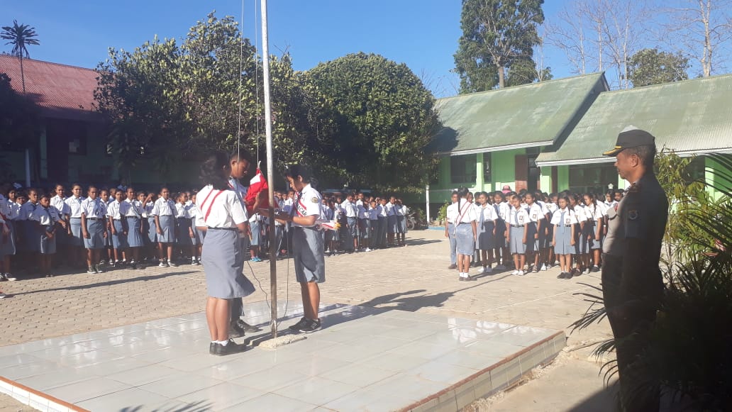 Kasat Binmas Polres TTS Bertindak Selaku Inspektur Upacara di SMK Kristen Soe