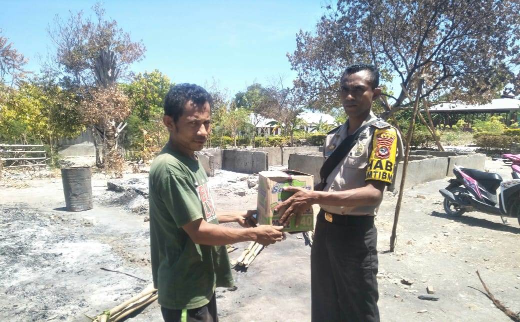 Peduli Korban kebakaran, Bhabinkamtibmas Beri Bantuan
