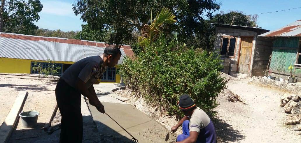 Bhabinkamtibmas Gotong Royong Bersama Warga Bangun Jalan Setapak