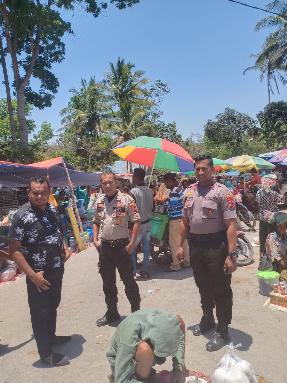 Aman dan Nyaman Pasar Mingguan, Kapolsek Amanatun Selatan Malakukan Pemantauan