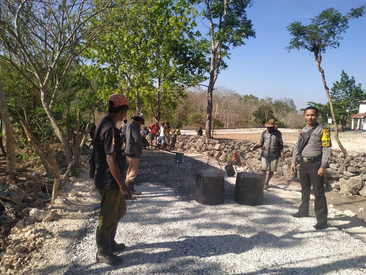 Bhabinkamtibmas Pantau Pengerjaan Jalan Desa