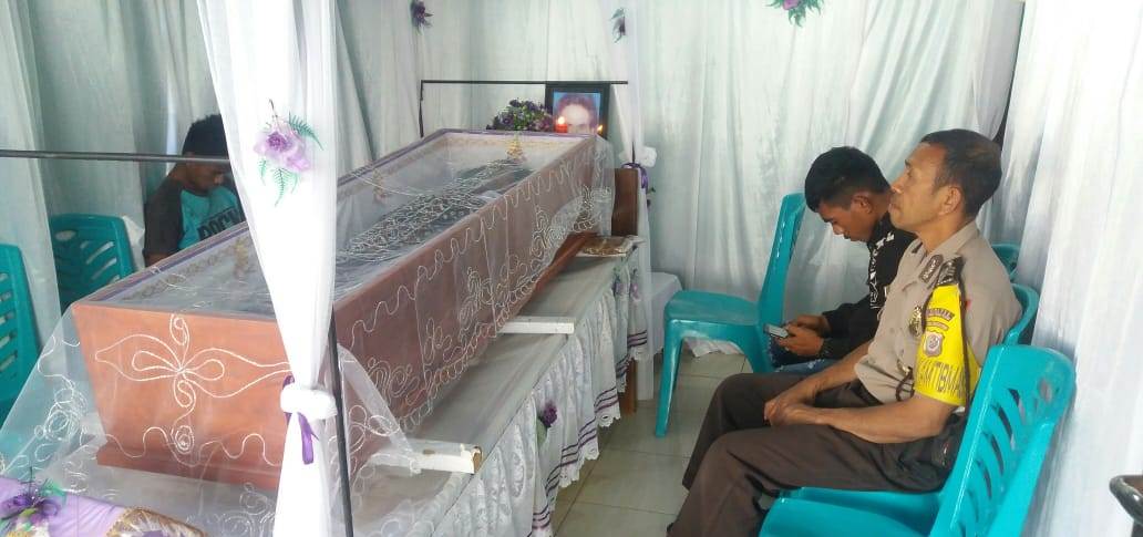 Warga Binaannya Mengalami Kedukaan, Bhabinkamtibmas Melayat Kerumah Duka