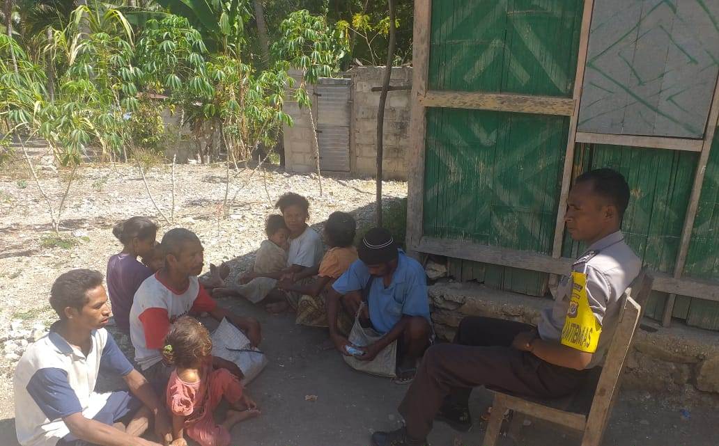 Antisipasi Karhutla, Bhabinkamtibmas Sambangi Warga Beri Imbauan