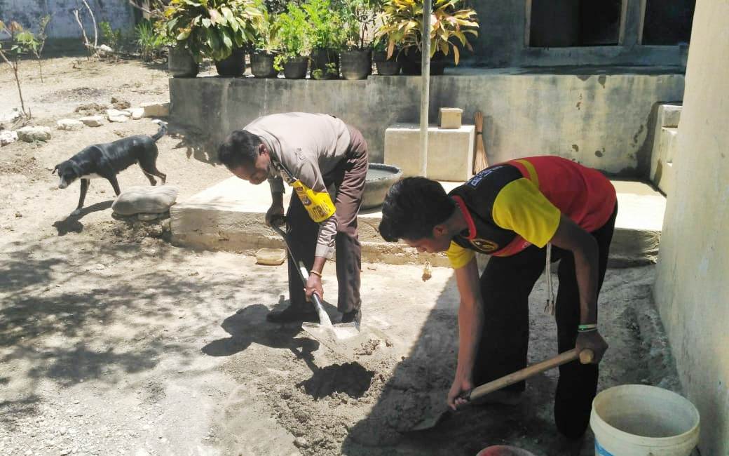 Bhabinkamtibmas Gotong Royong Bersama, Bangun Rumah Warga