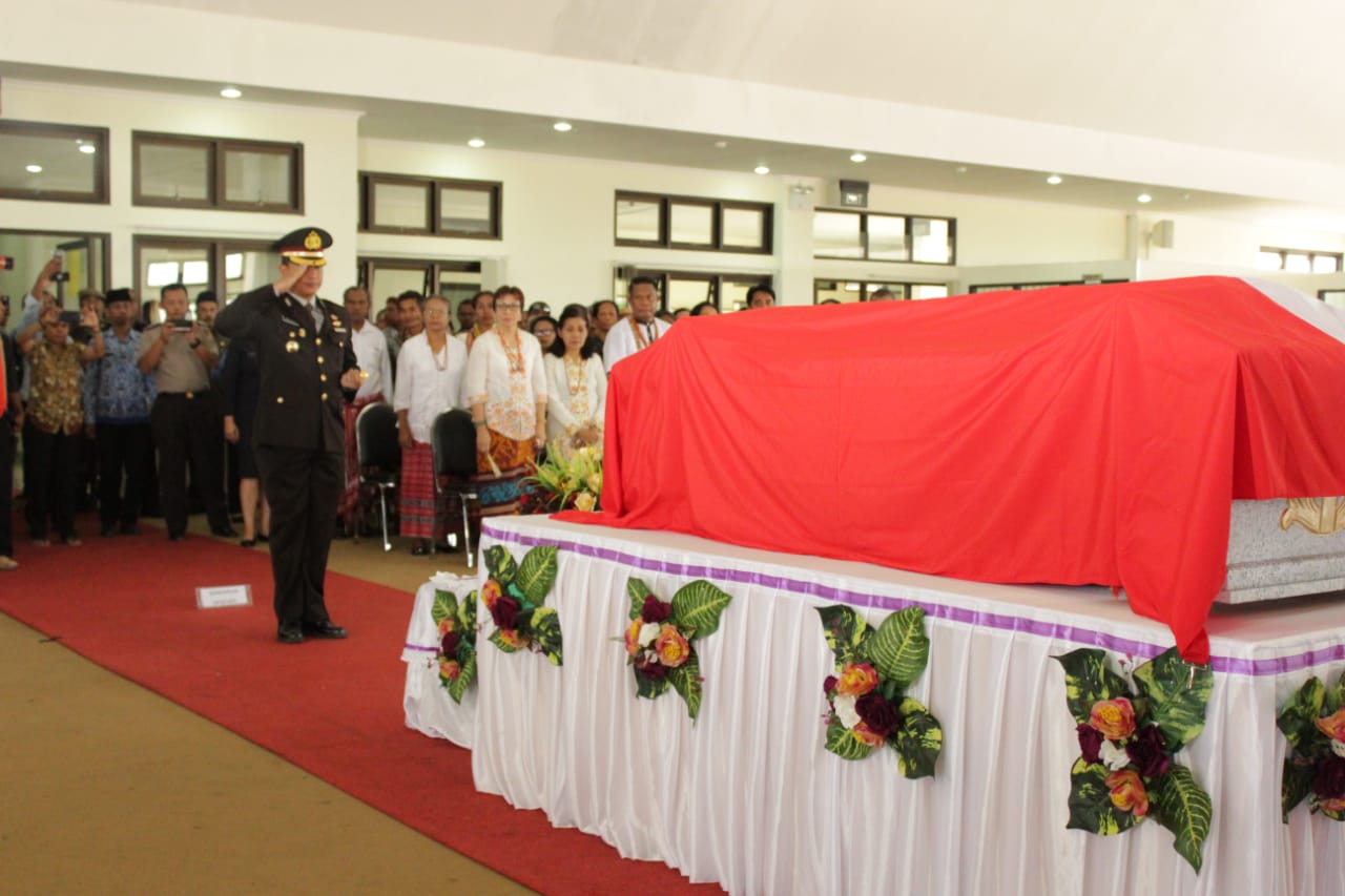 Kapolres TTS Hadiri Pemakaman Mantan Bupati TTS