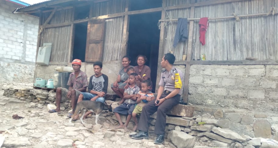 Sambangi Warga, Bhabinkamtibmas Polsek K’ie Pererat Silahturahmi