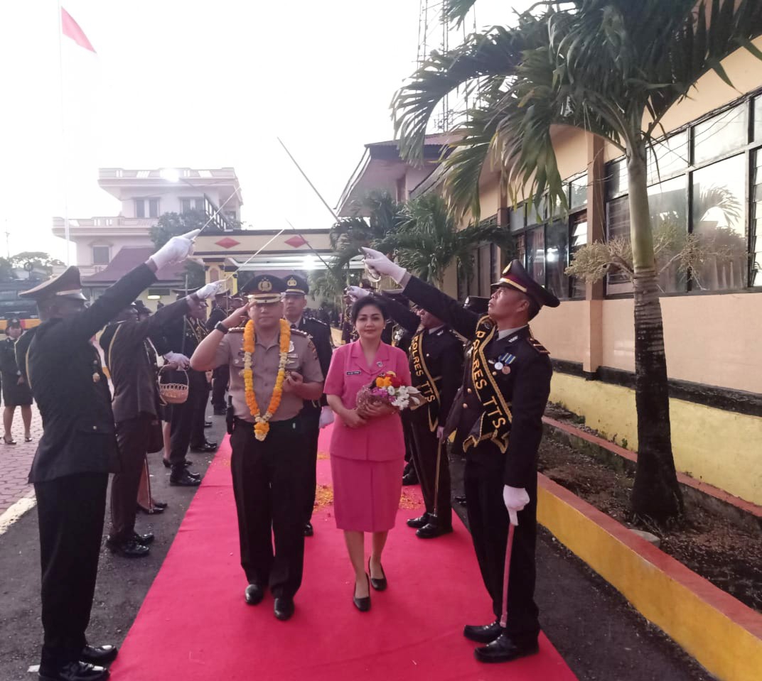 Tradisi Pedang Pora Melepas Kapolres TTS