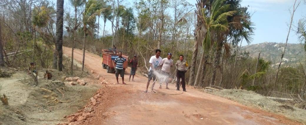 Pengerjaan Jalan Desa, Bhabinkambmas Melakukan Pemantauan