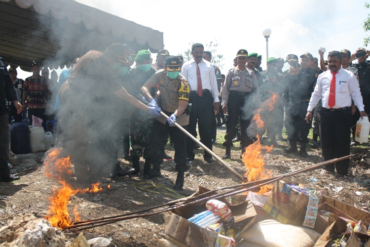 Polres TTS Menggelar Pemusnahan Sejumlah Minuman Keras dan Barang Kadaluarsa