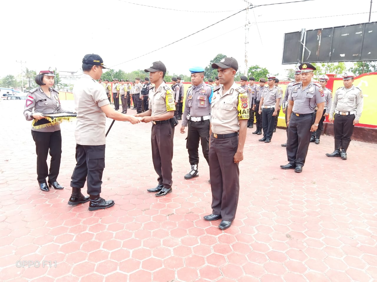 Dua Personil Bhabinkamtibmas Personil Polres TTS Mendapat Penghargaan dari kapolres TTS