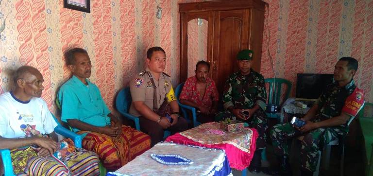 Bersinergi, Bhabinkamtibmas dan Babinsa Sambangi Warga Desa
