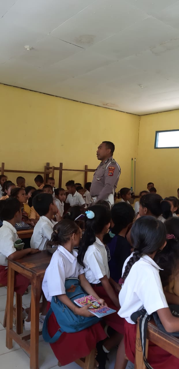 Kanit Dikyasa Sat Lantas Polres TTS Police Go To School di SD GMIT Benlutu