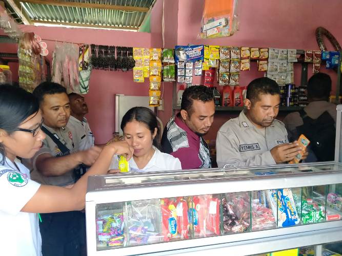 Cegah Peredaran Makanan Minuman Kadaluarsa,  Kepolisian Sektor  Amanatun Selatan Melakukan Pemeriksaan