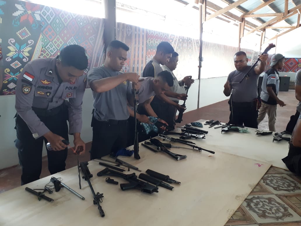 Sat Samapta Polres TTS Rutin Bersihkan Senpi
