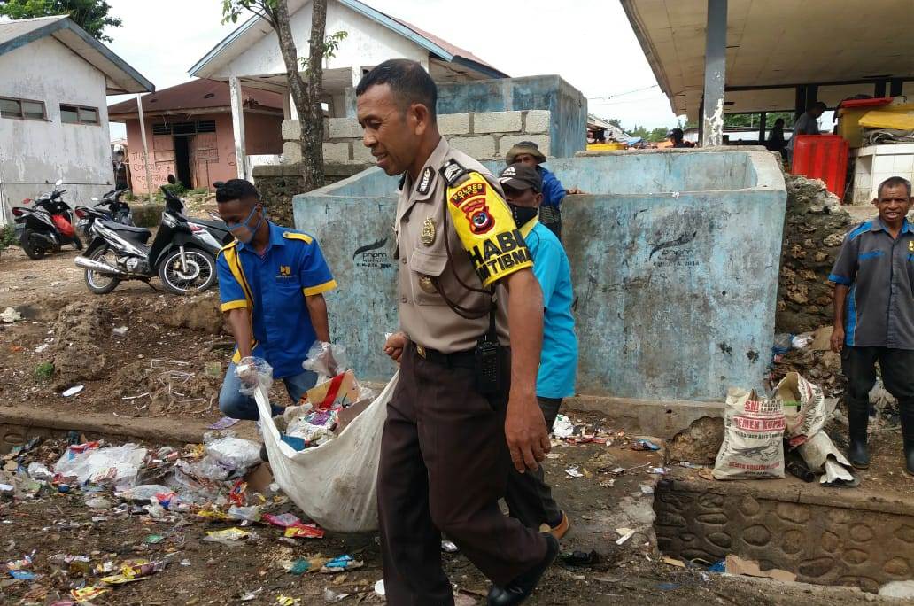 Polri Peduli Lingkungan, Bhabinkmatibmas Bantu Bersihkan Sampah