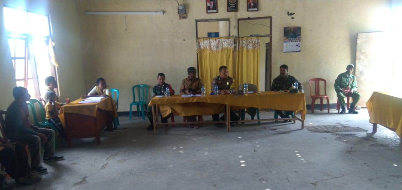 Hadiri Pertemuan Warga, Bhabinkmatibmas Sampaikan Pesan Kamtibmas