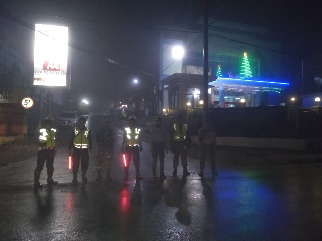 Hingga Larut Malam , Personil Polres TTS melaksanakan Pengamanan Malam Sambut Tahun Baru 2020