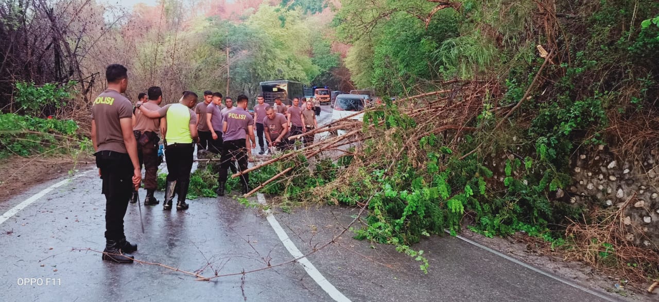 Sigap, Polres TTS Turunkan Personil Bersihkan Dijalan Raya