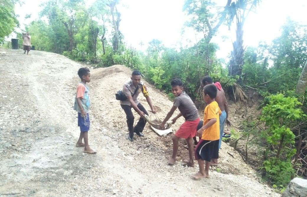 Gotong Royong Bhabinkamtibmas Bersama Warga