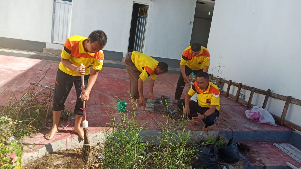Galakkan Jumsih, Personil Polres TTS Bersihkan Tempat Ibadah
