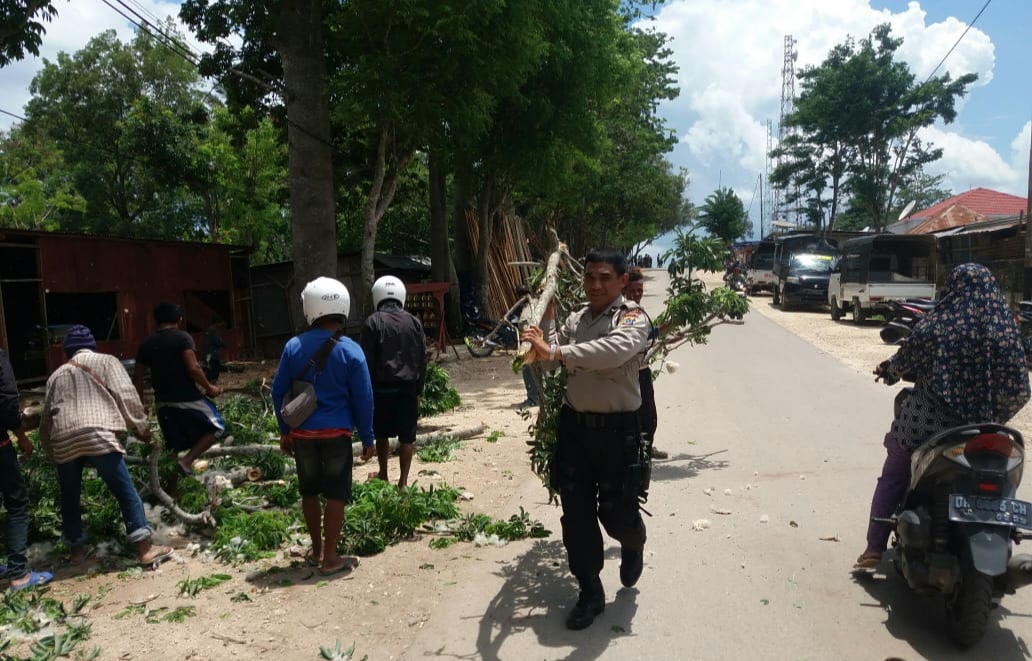 Cegah Ranting Pohon Patah, Anggota Polsub Sektor Paris Potong Ranting Pohon
