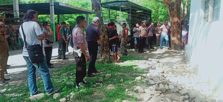 Bersinergi, Personil Polres TTS Dan Kodim 1621 TTS Melaksanakan Pengamanan Pengosongan Lahan
