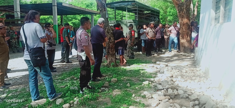 Bersinergi, Personil Polres TTS  Dan Kodim 1621 TTS Melaksanakan Pengamanan  Pengosongan Lahan