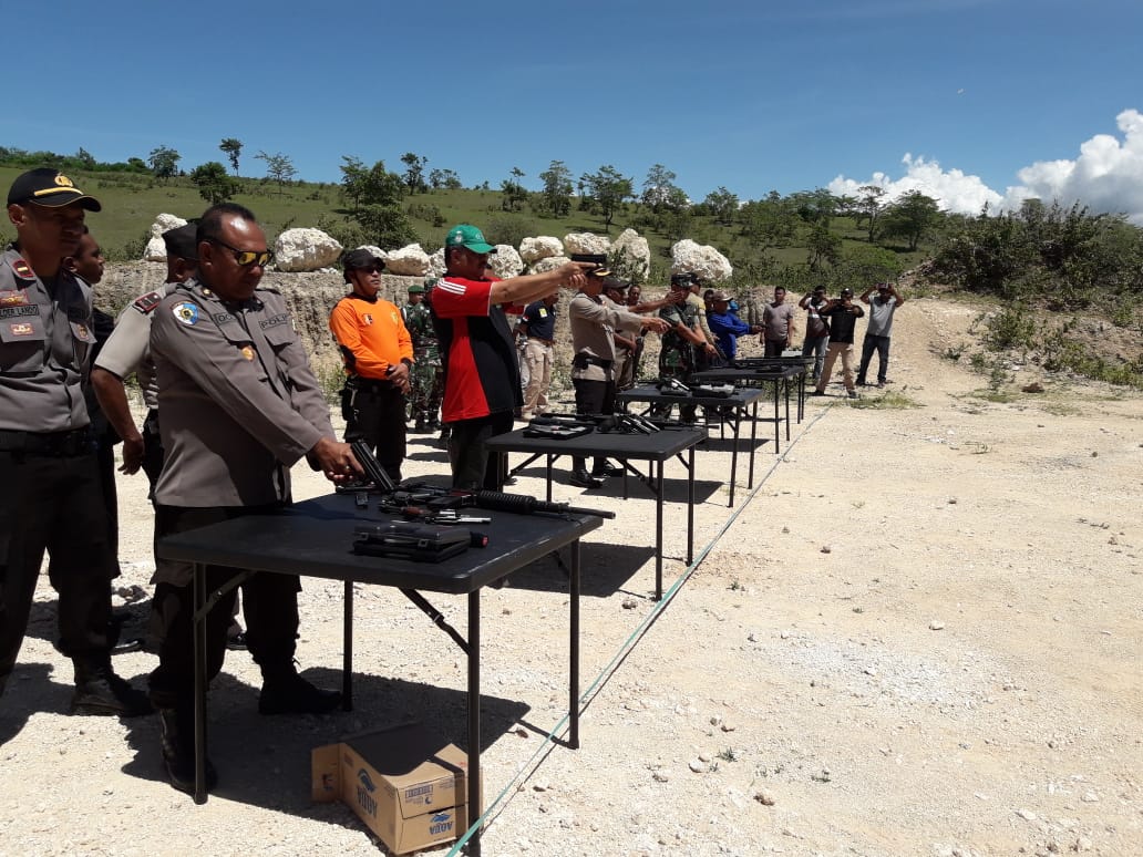 Kapolres TTS Pimpin Latihan Menembak