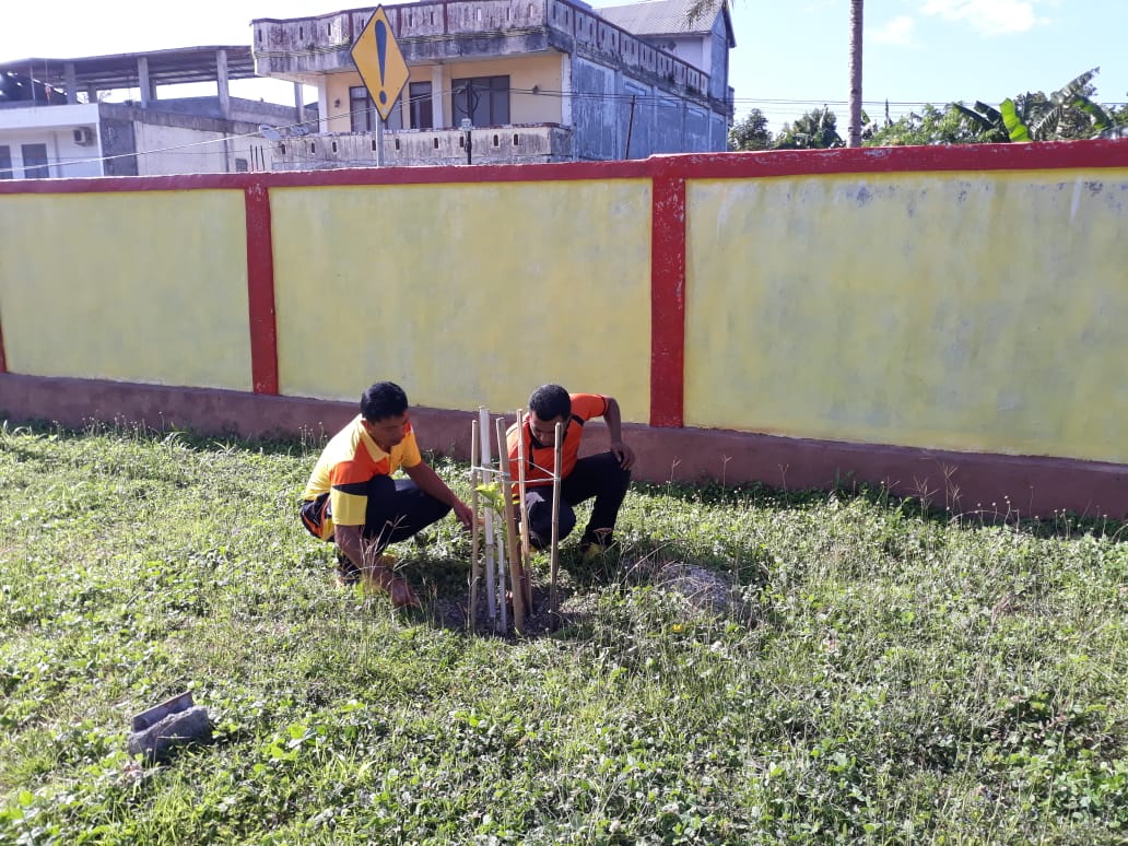 Pemeliharaan dan Tanaman Penghijauan Oleh Personil Polres TTS